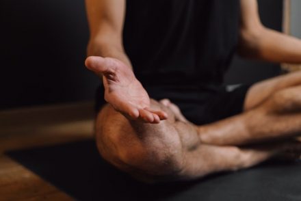 homme en train de faire du yoga