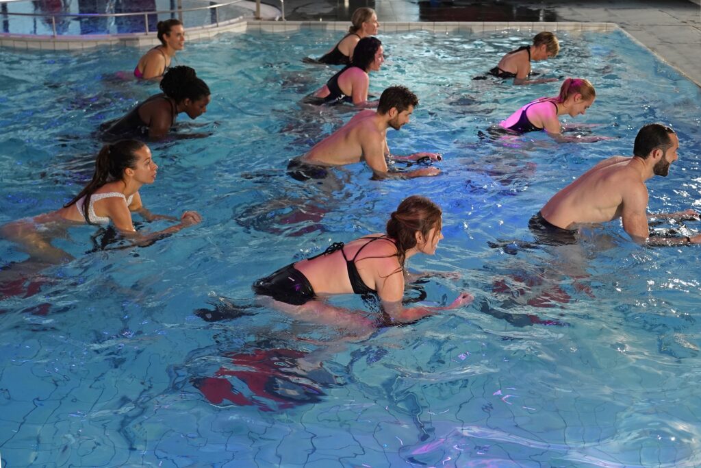 cours collectif d'aquabiking en piscine