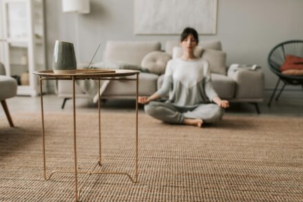 Femme détendue en train de faire une séance de yoga