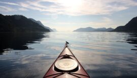 kayak rouge en gros plan, en bord de lac