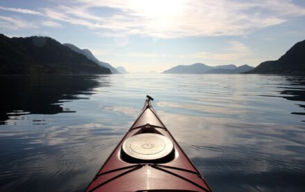 kayak rouge en gros plan, en bord de lac