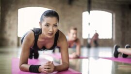 femme en train de faire du gainage en cours de sport collectif