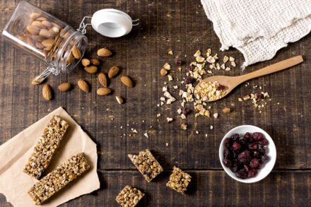 Barres énergétiques faites maison et fruits à coque