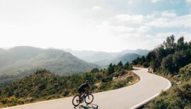 sportif faisant du vélo en montagne