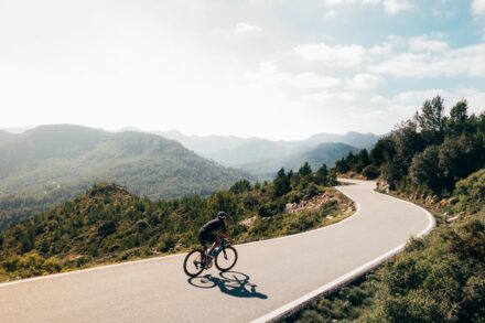 sportif faisant du vélo en montagne