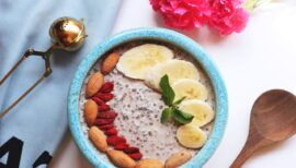 assiette composée de graines de chia, amandes, bananes