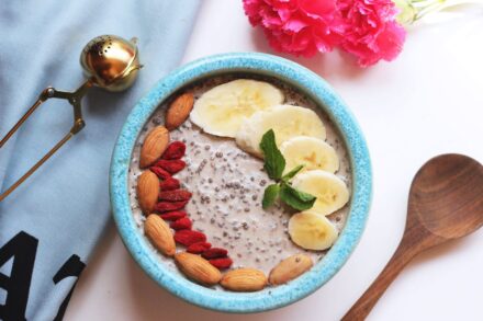 assiette composée de graines de chia, amandes, bananes