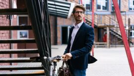 homme allant au travail en vélo