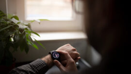 personne en train de regarder sa montre pour le changement d'heure