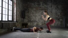 homme et femme s'entrainant ensemble sur un format HIIT