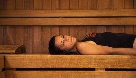 femme dans un sauna en salle de sport à genève