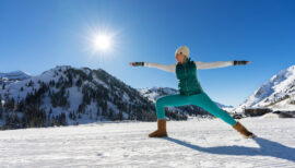 Femme faisant des mouvements pour se préparer au ski